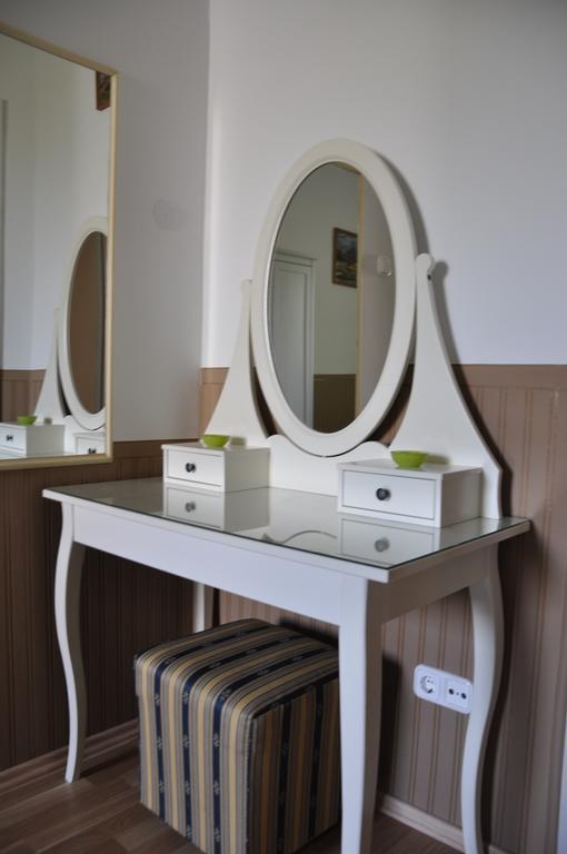 Gloriett Panzio Bed & Breakfast Fertőboz Oda fotoğraf